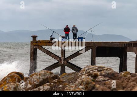 Portencross, Écosse, Royaume-Uni. 25 octobre 2020. Météo au Royaume-Uni : les gens pêchent depuis la jetée de Portencross avec l'île d'Arran en arrière-plan. Credit: SKULLY/Alay Live News Banque D'Images