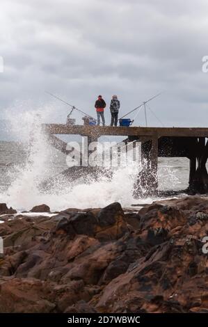 Portencross, Écosse, Royaume-Uni. 25 octobre 2020. Météo au Royaume-Uni : les gens pêchent depuis Portencross Pier. Credit: SKULLY/Alay Live News Banque D'Images