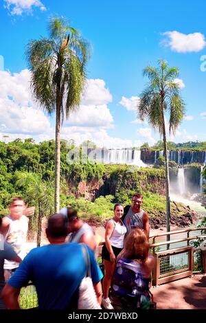 Les touristes prenant des photos d'eux-mêmes avec des palmiers et Iguazu Tombe Banque D'Images