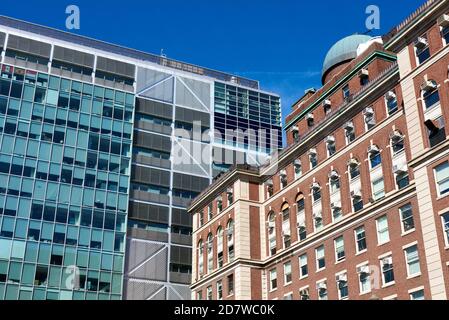 Un bâtiment en brique et pierre de 1927 est juxtaposé à une structure en verre et en acier de 2010 sur le campus de Columbia University Morningside. Banque D'Images