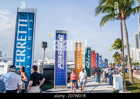 Miami Beach Florida,Indian Creek Yacht & Brokerage montrer bateaux bateau luxe, yachts afficher vente bannières, Banque D'Images