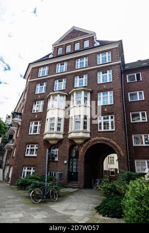 Hambourg, Allemagne - 16 août 2019 : façade de bâtiments résidentiels classiques dans le quartier de Neustadt, dans le centre de Hambourg, en Allemagne Banque D'Images