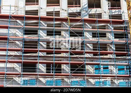 Hambourg, Allemagne - 21 août 2019 : échafaudage métallique sur un gratte-ciel à Hambourg, Allemagne Banque D'Images