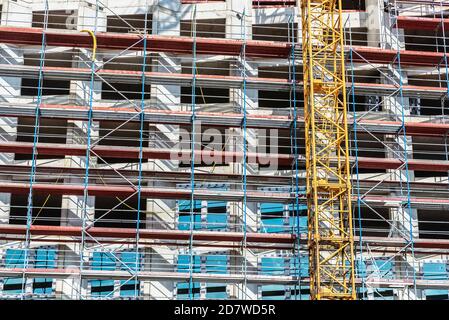 Hambourg, Allemagne - 21 août 2019 : échafaudage métallique sur un gratte-ciel à Hambourg, Allemagne Banque D'Images