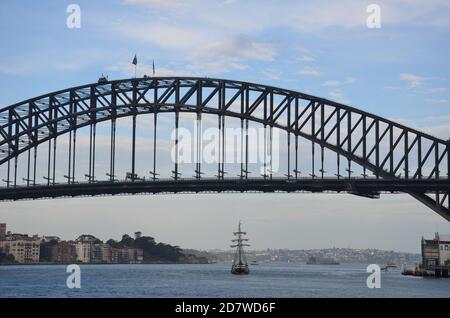 Grand navire passant sous le pont du port de Sydney Banque D'Images