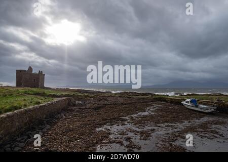 Portencross, Écosse, Royaume-Uni. 25 octobre 2020. Météo britannique : château et baie de Portencross avec l'île d'Arran en arrière-plan. Credit: SKULLY/Alay Live News Banque D'Images