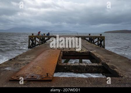 Portencross, Écosse, Royaume-Uni. 25 octobre 2020. Météo au Royaume-Uni : les gens pêchent depuis Portencross Pier avec l'île d'Arran (à gauche) et l'île de Little Cumbrae (à droite) en arrière-plan. Credit: SKULLY/Alay Live News Banque D'Images