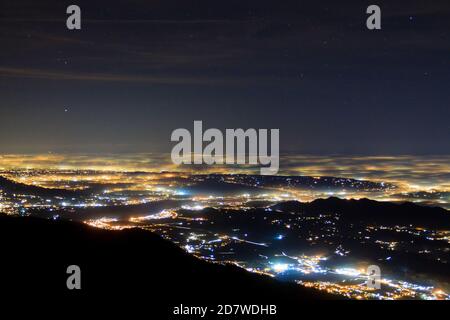 Plain allumé partiellement couvert par le brouillard, des lumières douces. Le Mont Grappa, paysage italien Banque D'Images