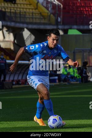 Benevento, Italie. 25 octobre 2020. L'avant mexicain de Napoli Hirving Lozano contrôle le ballon pendant le match de football série A Benevento Calcio vs SSC Napoli. Naples a gagné 2-1. Crédit : Agence photo indépendante/Alamy Live News Banque D'Images