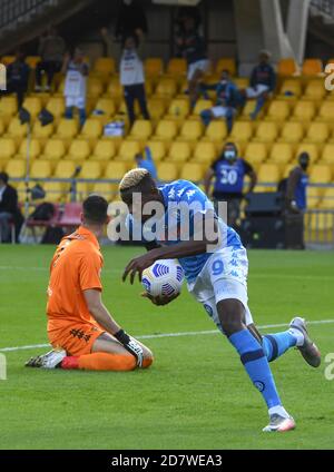 Benevento, Italie. 25 octobre 2020. Victor Osimhen, l'avant nigérian de Naples, apporte le ballon lors de la série UN match de football Benevento Calcio vs SSC Napoli. Naples a gagné 2-1. Crédit : Agence photo indépendante/Alamy Live News Banque D'Images