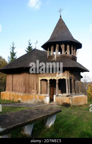 Valea Sarii, Comté de Vrancea, Roumanie. Vue extérieure de l'église chrétienne orthodoxe en bois du XVIIIe siècle (monument historique) avant la restauration. Banque D'Images