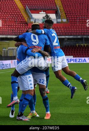 Benevento, Italie. 25 octobre 2020. Les joueurs de Napoli célèbrent leur deuxième but lors du match de football série A Benevento Calcio vs SSC Napoli. Naples a gagné 2-1. Crédit : Agence photo indépendante/Alamy Live News Banque D'Images