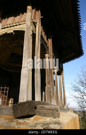 Valea Sarii, Comté de Vrancea, Roumanie. Vue extérieure de l'église chrétienne orthodoxe en bois du XVIIIe siècle (monument historique) avant la restauration. Banque D'Images