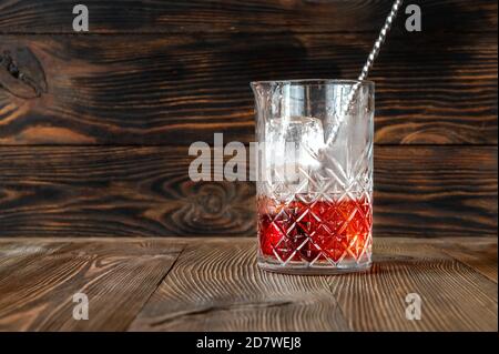 Verre de cocktail Boulevardier en verre mélangé Banque D'Images