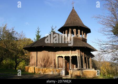 Valea Sarii, Comté de Vrancea, Roumanie. Vue extérieure de l'église chrétienne orthodoxe en bois du XVIIIe siècle (monument historique) avant la restauration. Banque D'Images