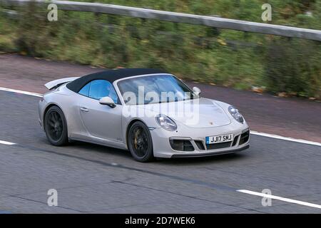 Porsche 911 Carrera GTS Gray car Cabriolet essence véhicule en mouvement sur l'autoroute M61 près de Manchester, Royaume-Uni Banque D'Images