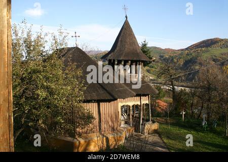 Valea Sarii, Comté de Vrancea, Roumanie. Vue extérieure de l'église chrétienne orthodoxe en bois du XVIIIe siècle (monument historique) avant la restauration. Banque D'Images