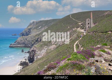 Vue sur les manteaux de wheal de St agnes Head et le Towanroath moteur sur la côte de cornouailles royaume-uni Banque D'Images