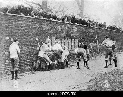 ETON MUR JEU 1906. Un « bully » en cours. Banque D'Images