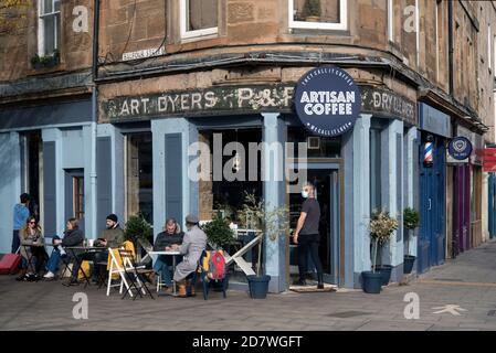 Clients assis à l'extérieur d'Artisan Coffee sur Leith Walk, Édimbourg, Écosse, pendant la pandémie Covid-19. Banque D'Images