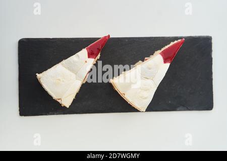 Deux morceaux de gâteau sur un plateau noir vue du dessus Banque D'Images