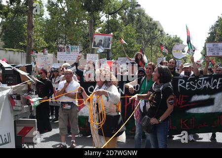Paris, France, 2 août 2014 : manifestation pro-palestinienne de soutien à Gaza avec des militants marchant et tenant des banderoles dans les rues. Banque D'Images