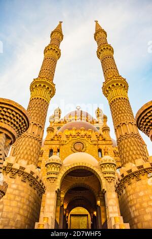 Mosquée Al Mustafa dans la vieille ville de Sharm El Sheikh, Égypte. Une des principales attractions touristiques avec une architecture magnifique Banque D'Images