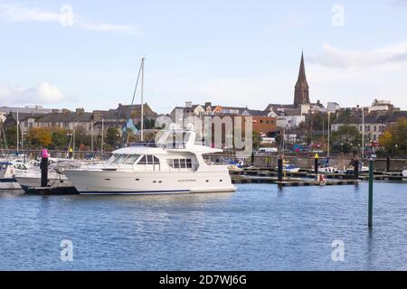 11 juillet 2019 UN véhicule de croisière de luxe amarré dans le Marina moderne dans le comté de Bangor en Irlande du Nord sur un soirée d'été balmy Banque D'Images