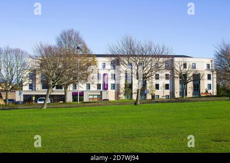 23 octobre 2020 le nouvel hôtel Premier Inn est situé à proximité de l'hôtel de ville, en bordure du charmant parc du château, dans le comté de Bangor, en Irlande du Nord. Banque D'Images