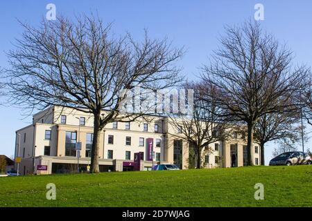 23 octobre 2020 le nouvel hôtel Premier Inn est situé à proximité de l'hôtel de ville, en bordure du charmant parc du château, dans le comté de Bangor, en Irlande du Nord. Banque D'Images