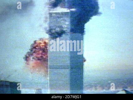 AJAXNETPHOTO. 11 SEPTEMBRE 2001. MANHATTAN, NEW YORK CITY, ETATS-UNIS - 9/11 MOMENT D'IMPACT. - TV NEWS EN DIRECT ÉCRAN DE DIFFUSION CAPTURE DU MOMENT UNITED AIRLINES VOL 175 CLAQUÉ DANS LA TOUR SUD DU CENTRE DU COMMERCE MONDIAL COMME VU PAR DES MILLIONS DE T.V. OBSERVATEURS DE LA PIRE ATTAQUE TERRORISTE SUR LE SOL AMÉRICAIN. WTC NORTH TOWER EST DÉJÀ EN HAUSSE PAR RAPPORT À L'IMPACT PRÉCÉDENT DU VOL 11 D'AMERICAN AIRLINES. LES DEUX TOURS ONT ÉTÉ DÉTRUITES LORS DE L'ATTAQUE. PHOTO:JONATHAN EASTLAND/AJAX REF:D011109 15 Banque D'Images