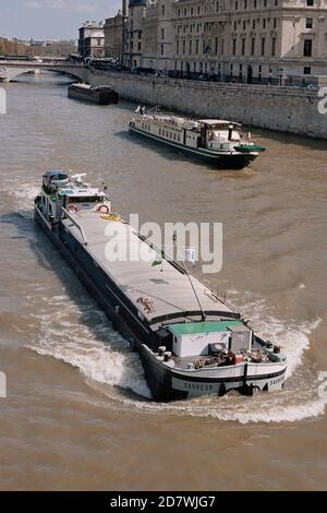 AJAXNETPHOTO. PARIS, SEINE, FRANCE. - POUSSER - LE PENICHE SAUVEUR COMPLÈTEMENT CHARGÉ FAIT SON CHEMIN À TRAVERS LA VILLE.PHOTO:JONATHAN EASTLAND/AJAX REF:81604 7045 Banque D'Images