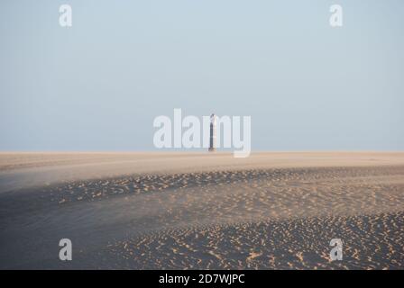 Dune à Cabo Polonio avec la maison de lumière dans le arrière-plan Banque D'Images