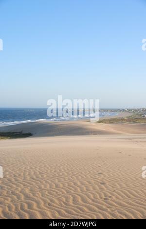 Dune à Cabo Polonio avec la maison de lumière dans le arrière-plan Banque D'Images