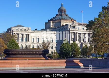 La façade ouest du bâtiment Thomas Jefferson de la Bibliothèque du Congrès des États-Unis en automne. La plus ancienne des quatre États-Unis Bibliothèque de Congr Banque D'Images