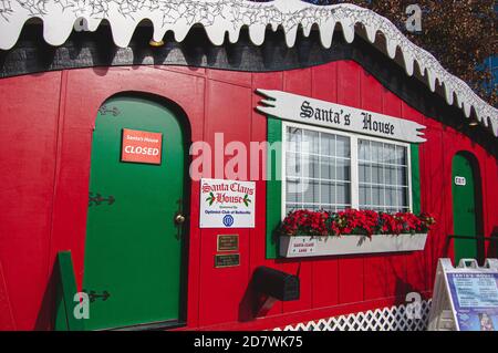 Belleville, il--Nov 23, 2018; en bois rouge et vert, le pôle Nord Santa House est exposé par le club optimiste local pour les enfants à visiter Santa Clause pendant l'holi Banque D'Images