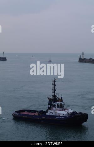 TUG, DHB Dauntless, IMO 9190456, Dover Harbour, Kent, Angleterre, Royaume-Uni Banque D'Images