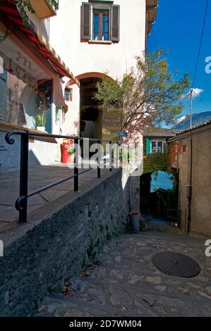 Lugano, Tessin, Suisse - 17 octobre 2020 : magnifique allée pittoresque à Gandria. Est un célèbre village touristique près de Lugano en Suisse Banque D'Images