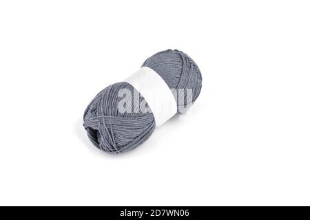 Enchevêtrement de fil gris avec étiquette vierge sur fond blanc skein. Tricotage isolé sur blanc. À utiliser pour le magasin Banque D'Images