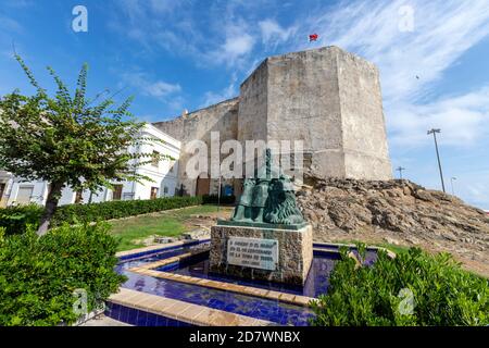 Monument Guzmán el Bueno, à Castillo de Guzmán el Bueno, Tarifa, province de Cádiz, Andalousie, Espagne Banque D'Images