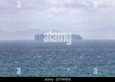 Navire à conteneurs de la ligne Maersk traversant le détroit de Gibraltar, Tarifa, province de Cadix, Andalousie, Espagne Banque D'Images