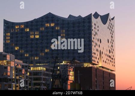 Fenêtres illuminées en forme de coeur du Westin Hotel, Elbphilharmonie, Hafencity, Hambourg, Allemagne, 26.03.2020. Banque D'Images