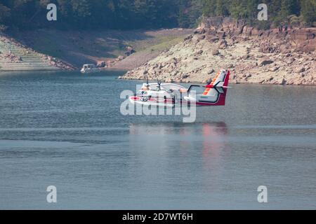 Lost Creek Lake Near Prospect, Oregon / États-Unis - 7 septembre 2014 : un petit avion de lutte contre l'incendie se prépare à ramasser de l'eau lorsqu'il arrive au-dessus du lak Banque D'Images