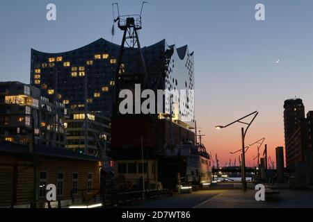 Fenêtres illuminées en forme de coeur du Westin Hotel, Elbphilharmonie, Hafencity, Hambourg, Allemagne, 26.03.2020. Banque D'Images