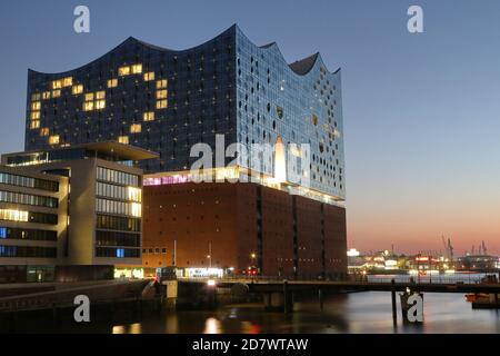 Fenêtres illuminées en forme de coeur du Westin Hotel, Elbphilharmonie, Hafencity, Hambourg, Allemagne, 26.03.2020. Banque D'Images