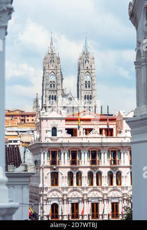 Basilique des tours et de la façade nationales de vow, centre-ville de Quito, Équateur. Banque D'Images