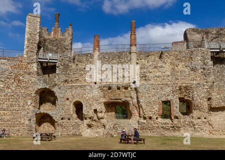 Murs intérieurs du château de Framingham, Suffolk, Royaume-Uni, avec plusieurs cheminées, fenêtres, tours et murs passerelle. Banque D'Images