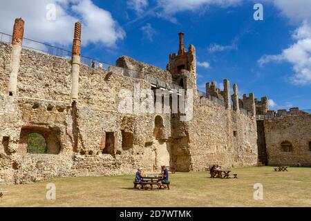 Vue intérieure sur les murs du château de Framingham, Suffolk, Royaume-Uni. Banque D'Images