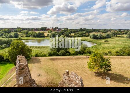 Vue sur l'université de Framingham depuis la passerelle du château de Framingham, Suffolk, Royaume-Uni. Banque D'Images