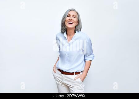 Heureuse femme d'affaires mûre et sénior riant isolée sur fond blanc. Banque D'Images